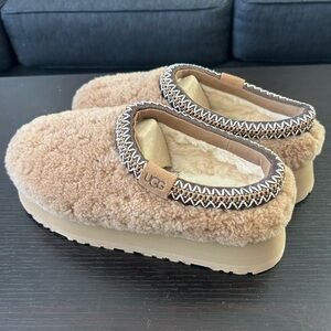 UGG TAS MAXI CURLY PLATFORM SLIPPERS